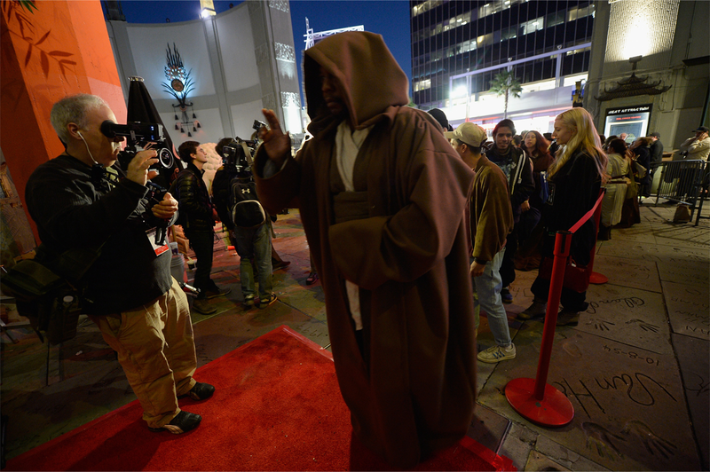 Illustration for article titled The Awesome Cosplay and Excitement of Star Wars: The Force Awakens' Opening Night